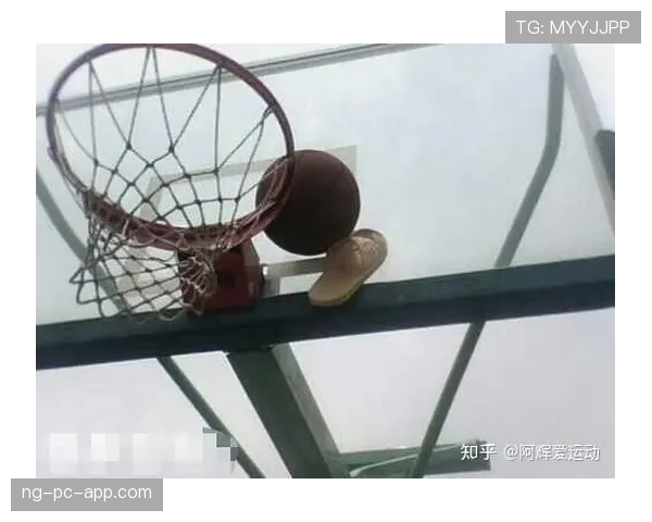 篮球比赛中球卡在篮筐上怎么处理？详细规则解析